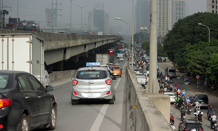 Đến 9h sáng cùng ngày, khu vực hiện trường đã được thông thoáng, phương tiện trên đường vành đai 3 trên cao đã lưu thông dễ dàng.