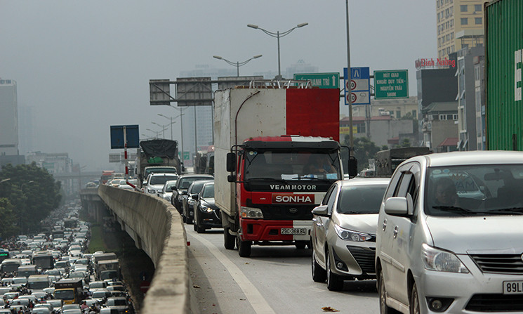 Đến khoảng 8h cùng ngày, chiếc xe đã được đưa ra khỏi hiện trường. Tuy nhiên các ô tô vẫn phải di chuyển từ từ bởi lực lượng chức năng vẫn phải dọn dẹp khu vực hiện trường.