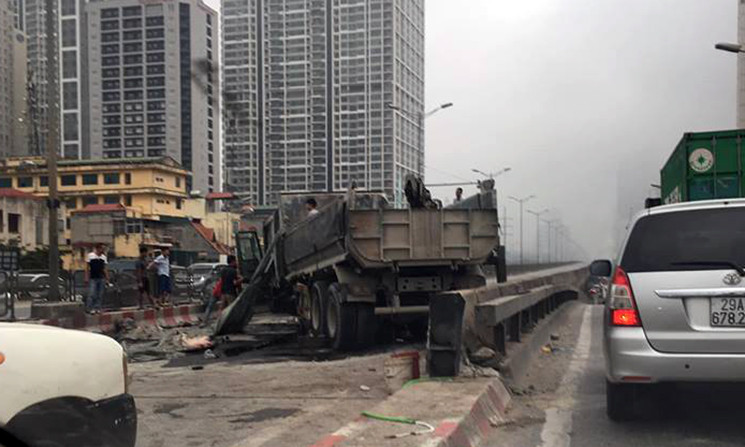 Trao đổi với PV Kiến Thức, lãnh đạo Đội CSGT số 7- Phòng CSGT (Công an TP Hà Nội) cho biết: "Chiếc xe tự đâm vào đầu mỏm của dải phân cách, tự gây tai nạn. Ngay khi nhận được tin báo lực lượng đã khẩn trương đến hiện trường phối hợp xử lý, đưa chiếc xe tải gặp nạn ra khỏi hiện trường để đảm bảo lưu thông cho các phương tiện khác".