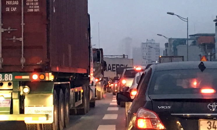 Tai nạn không gây thiệt hại về người, nhưng khiến hàng trăm ô tô đang lưu thông vào thời điểm bị "chôn chân" trên đường vành đai 3 trên cao.