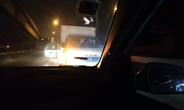 Do ảnh hưởng của vụ tai nạn, nhiều ô tô không thể di chuyển được đành phải quay ngược đầu xuống phía đường Phạm Hùng để tìm lối thoát.