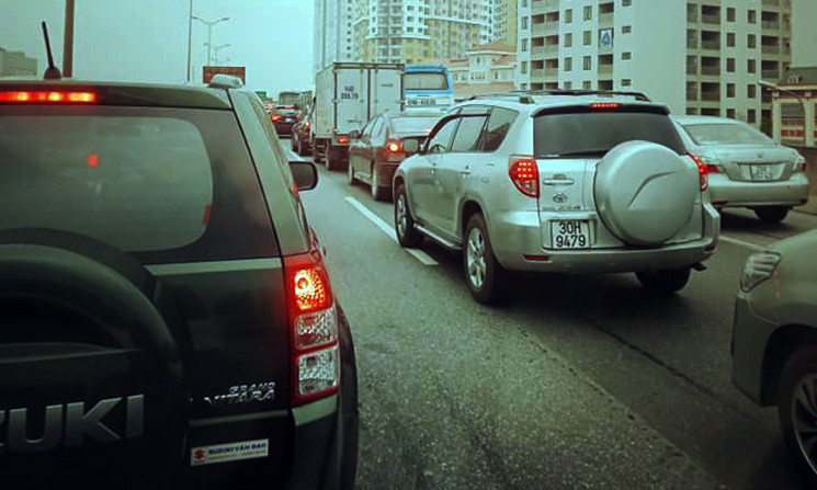 Đến khoảng hơn 7h cùng ngày, chiếc xe vẫn đang được lực lượng chức năng nỗ lực đưa ra khỏi hiện trường. Hàng trăm ô tô khác phải "bò" trên đường vành đai 3.