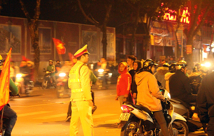 Nhiều trường hợp cản trở giao thông được cảnh sát nhắc nhở.