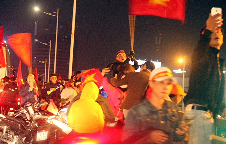 Tại một số cây cầu vượt như; Nguyễn Chí Thanh, Kim Mã - Nguyễn Chí Thanh cổ động viên đỗ dừng xe trên cầu rồi đứng, đu người bám vắt vẻo trên thành cầu.