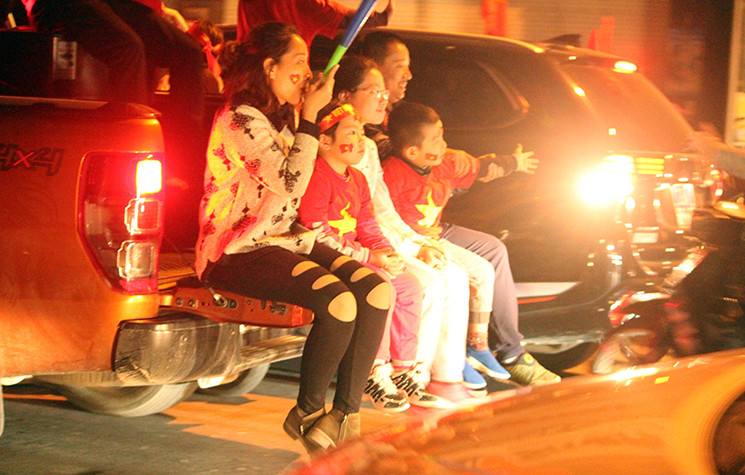 Thậm chí có gia đình còn để cả con nhỏ ngồi sau thùng xe.