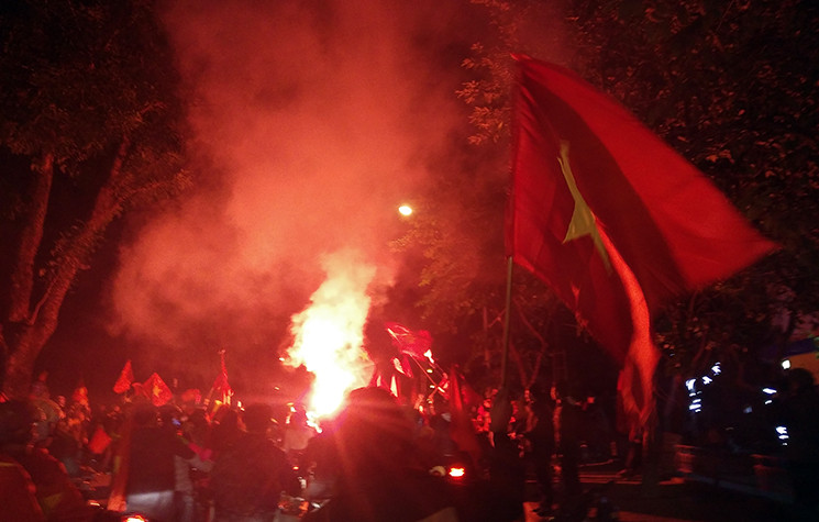 Tuy nhiên, khi xuống đường ăn mừng chiến thắng của đội tuyển Việt Nam một số cổ động viên quá khích đã đốt pháo sáng.