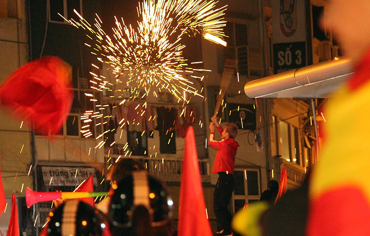 Sau khi pháo sáng sắp cháy hết, nam cổ động viên này liền hất về phía các ngôi nhà đối diện.