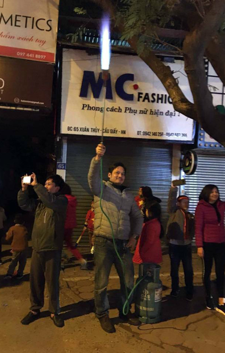 Trong khi đó, trên tuyến đường Xuân Thủy, một cổ động viên mang hẳn bình gas ra đốt ăn mừng đội tuyển Việt Nam chiến thắng.