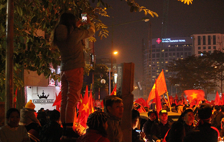 Một số cổ động viên nữ cũng quá khích không kém, họ leo trèo lên các bốt điện dọc đường để hò hét, chụp ảnh.