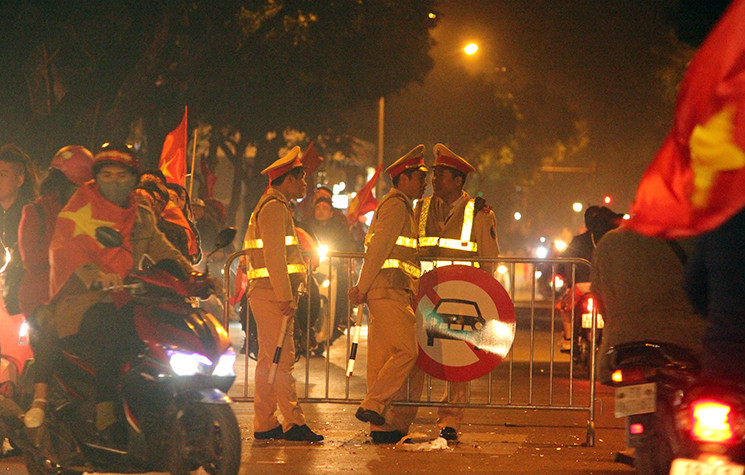 Trên khắp các tuyến phố của Hà Nội trong đêm 15/12 và rạng sáng 16/12, đều có lực lượng chức năng đóng chốt, làm nhiệm vụ.