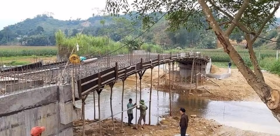 Xon xao cau khong tru sap khi dang do be tong