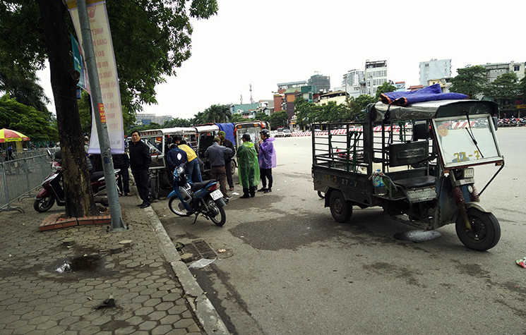 Tuy nhiên vẫn còn tình trạng mốt số xe ba gác ngang nhiên đỗ dưới lòng đường.