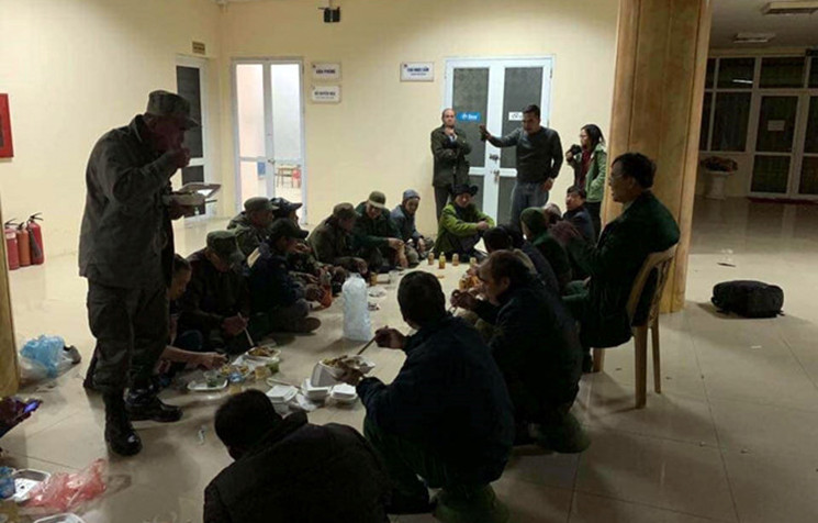Đáng nói, đến khoảng hơn 18h ngày 10/12, một số thương binh còn tụ tập nhau vào trong trụ sở VFF ngồi lê la dưới sàn nhà để ăn uống với nhau.