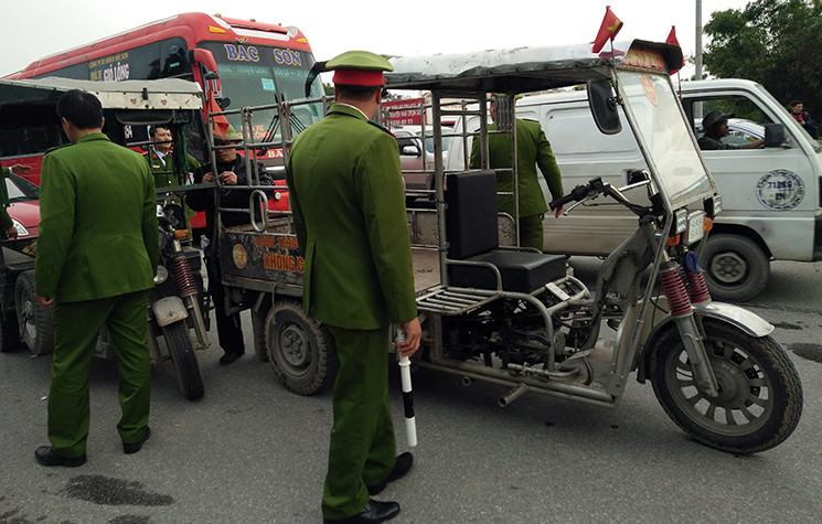 Trước đó, chiều ngày 10/12, hàng trăm thương binh tập trung nhau kéo đến trụ sở VFF ra yêu sách được mua vé chung kết AFF Cup 2018. Khi không đăng ký mua được họ bất ngờ đánh xe ba gác xông vào trụ sở VFF, rồi "bày binh bố trận" chặn đường Lê Quang Đạo gây tê liệt giao thông.