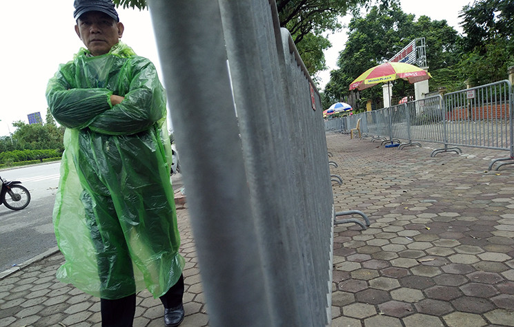 Trong sáng nay, người hâm mộ kéo đến trụ sở VFF để ra yêu sách mua vé chung kết AFF Cup 2018 đã giảm.