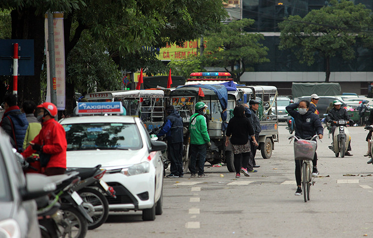 Một vài thương binh lái xe ba gác lác đác kéo đến trước trụ sở VFF được cảnh sát yêu cầu giải tán.