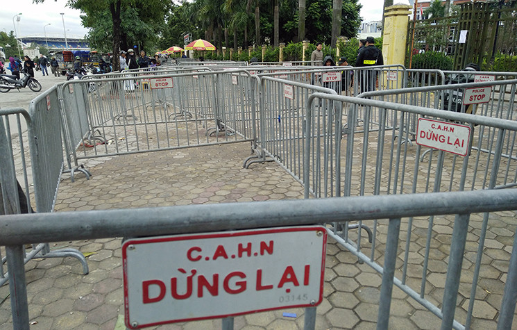 Đặc biệt trước hai cổng của VFF, hàng rào sắt được lập thành nhiều lớp.