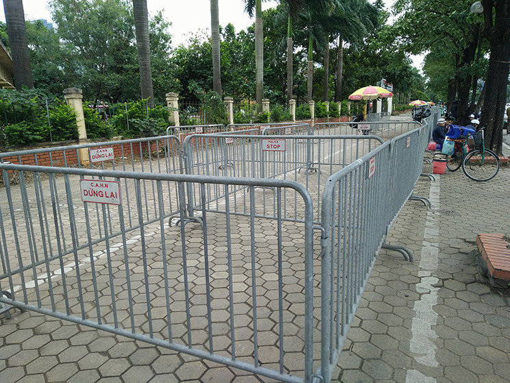 Hàng rào sắt được cảnh sát lập dài trước trụ sở VFF.