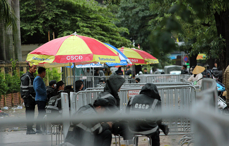 Lực lượng cảnh sát cơ động được bố trí ở các chốt điểm trước cửa VFF để đảm bảo an ninh trật tự.