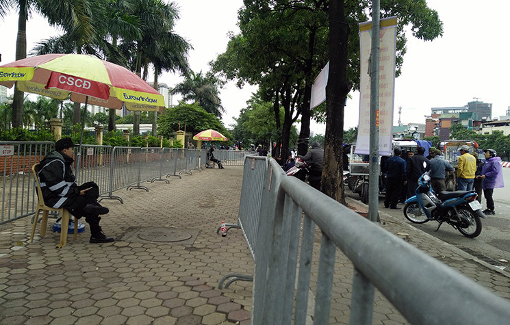 Trong khi đó, phía dưới lòng được cảnh sát cũng yêu cầu người dân không tụ tập gây cản trở các phương tiện khác tham gia lưu thông.