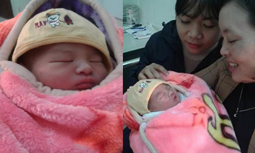 Be trai so sinh con nguyen day ron bi bo roi truoc cua nha