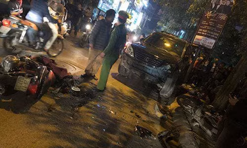 Anh: Hien truong nu tai xe lai Lexus dam lien hoan o Ha Noi