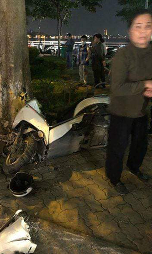 Một nhân chứng cho biết, thời điểm trên, nhiều người đang di chuyển trên đường Trích Sài, khi qua số nhà 81 thì chiếc ô tô Lexus mang BKS 29A-742.7 do một người phụ nữ điều khiển lao tới đâm trực diện vào 4 xe máy đi cùng chiều.