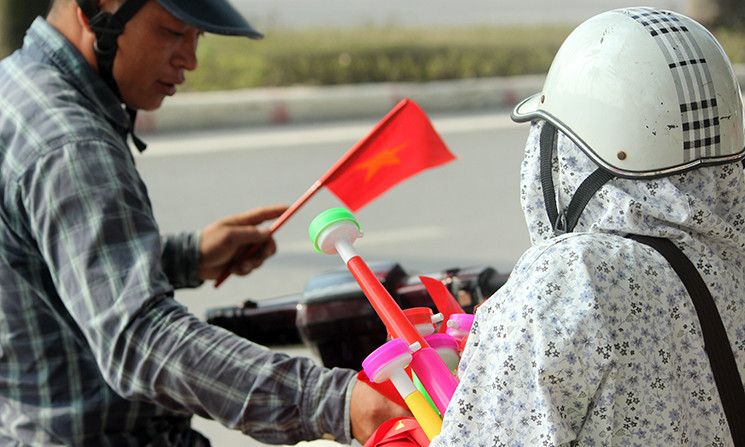 Người hâm mộ nhanh tay mua cờ, kèn... để đến sân Mỹ Đình cổ vũ cho trận đấu của Việt Nam- Philippines.