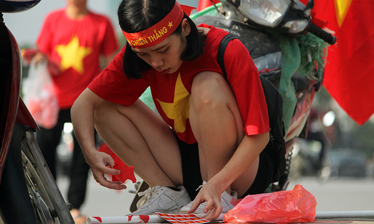 Một lá cờ nhỏ sẽ được bán với giá 15 nghìn đồng, lá cờ to là 50 nghìn đồng. Một chiếc áo đỏ sao vàng được bán với giá 100 nghìn đồng; kèn thổi được bán 30-35 nghìn đồng...