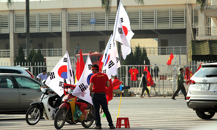 Cả những lá cờ Hàn Quốc cũng được bày bán ngay trước cửa sân Mỹ Đình.