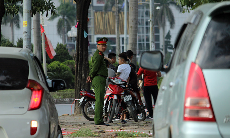 Xung quanh khu vực sân Mỹ Đình rất đông cảnh sát được bố trí túc trực.