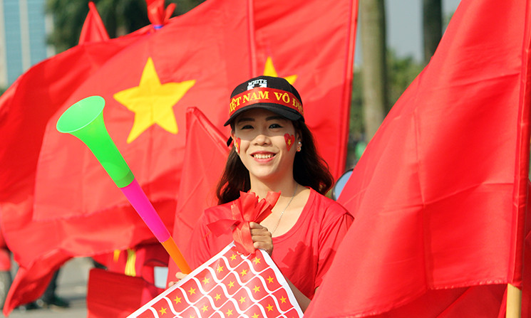 Trong khi đó, trên khắp các tuyến đường phố Hà Nội cờ đỏ sao vàng, kèn thổi được bày bán đỏ rực phục vụ người hâm mộ.