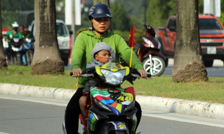 Cả những em nhỏ cũng được người thân đưa đi cổ vũ bóng đá.