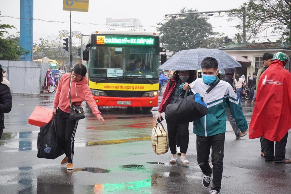 Từ khoảng 17h chiều nay (28/12), nhiều người dân đang sinh sống, làm việc và học tập tại Hà Nội bắt đầu đổ dồn ra các bến xe khách như Giáp Bát, Nước Ngầm, Mỹ Đình, Yên Nghĩa, Gia Lâm (Hà Nội) để kịp thời gian mua vé xe về quê nghỉ lễ Tết dương lịch 2019.