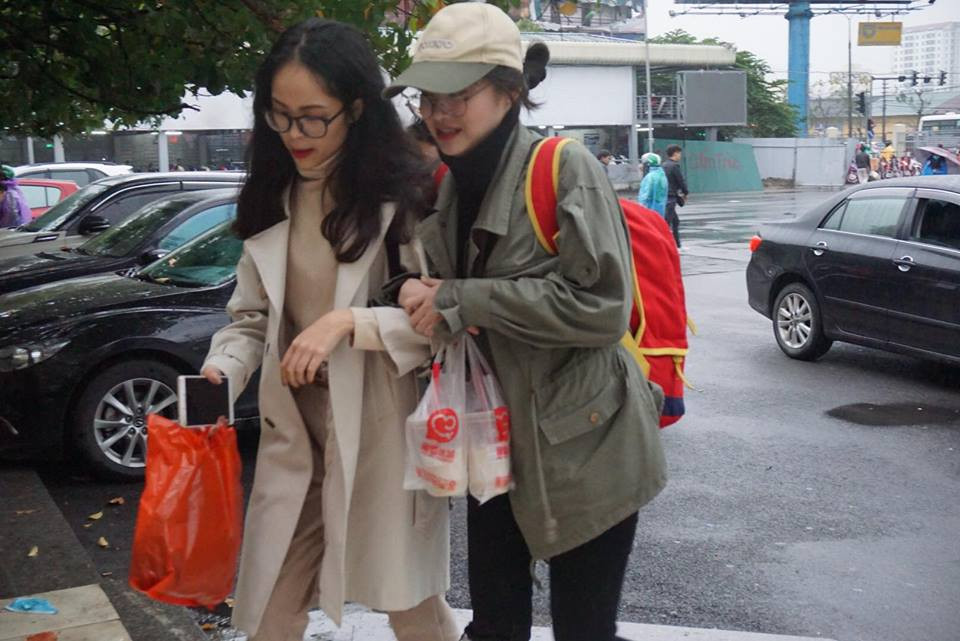 Từ sáng sớm đến chiều nay, thời tiết ở Hà Nội có mưa, lạnh rét buốt xuống dưới 10 độ C khiến người dân đi ngoài đường phải mặc nhiều áo ấm.