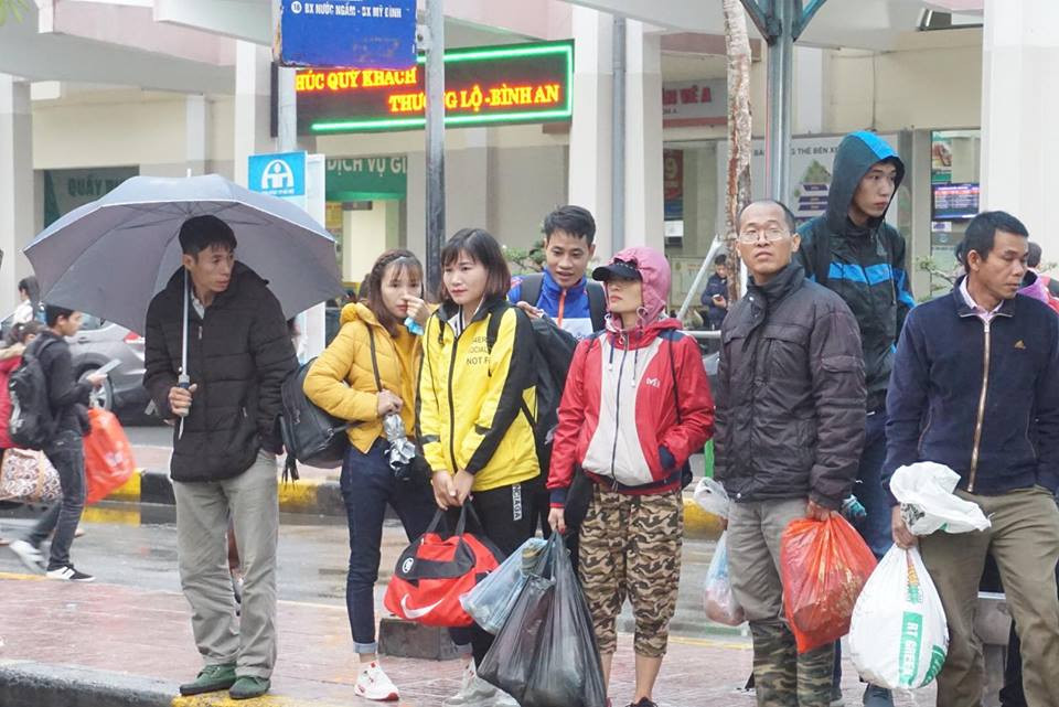 Tại các điểm chờ xe buýt ở bến xe Giáp Bát, hành khách cũng luôn tập trung nhau đông đúc.