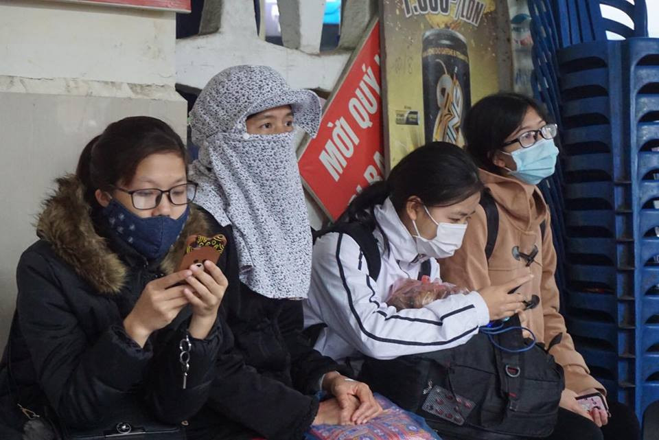 Nhiều người chưa mua được vé đành ngồi co ro ở góc bến xe chờ đợi.