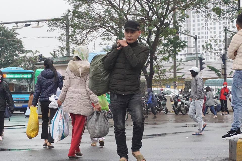 Suốt cả ngày hôm nay, trời Hà Nội mưa không dứt càng khiến nền nhiệt độ xuống thấp, dẫu vậy không ngăn được hàng nghìn người ra xe về quê ăn Tết dương lịch.