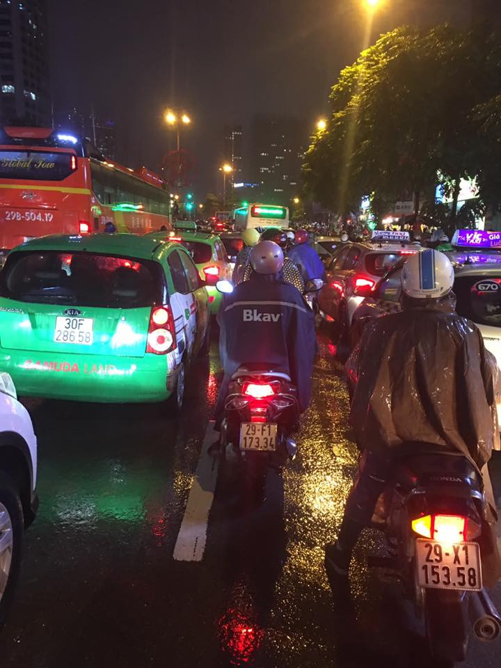 Như thường lệ, mỗi độ Tết đến xuân về, lượng người đổ về các bến xe quá đông đã khiến nhiều tuyến đường ở Hà Nội bị ùn tắc kéo dài.