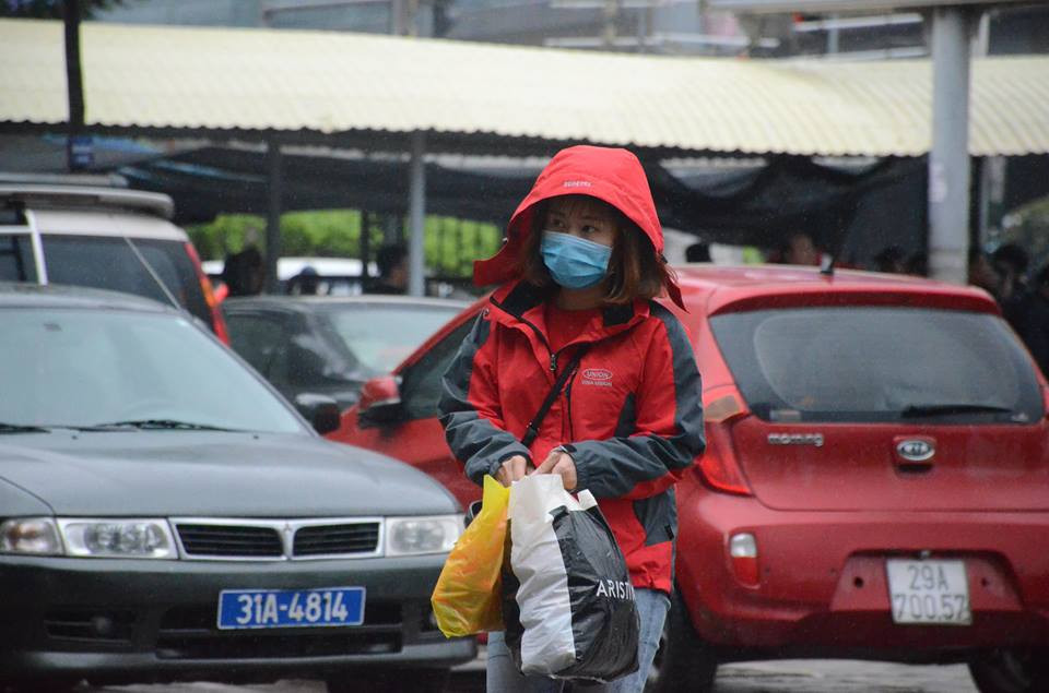 Người dân đội mưa nhanh chóng rời Thủ đô.