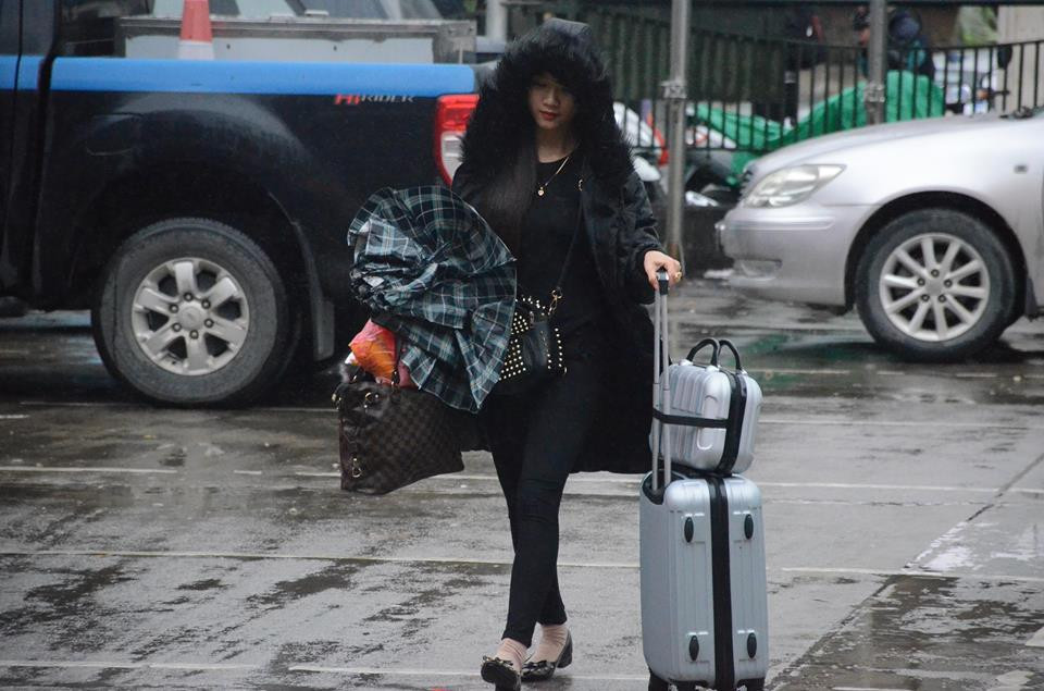 Nhiều cô gái xinh xắn tranh thủ dịp nghỉ lễ này để về quê với người thân, gia đình sau những ngày tháng đi học, đi làm xa quê hương.