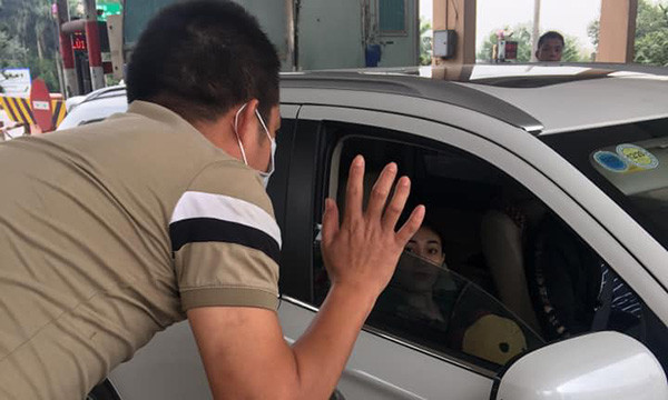 Tai xe “cam chot” o BOT Bac Thang Long - Noi Bai thu phi “ho“-Hinh-2