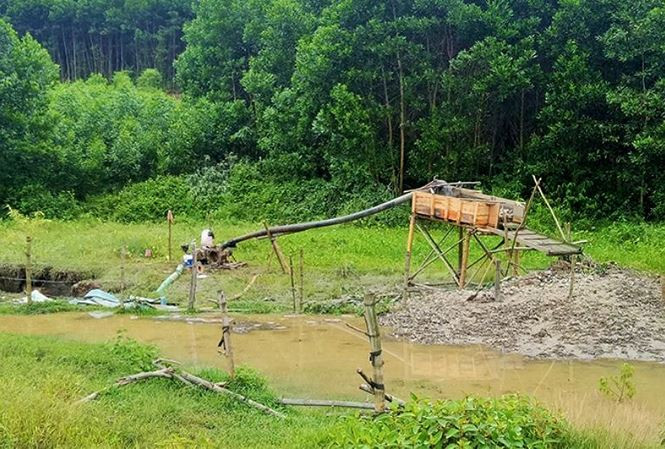 Đi đào vàng với chồng, vợ bị nước cuốn mất tích Di dao vang voi chong, vo bi nuoc cuon mat tich