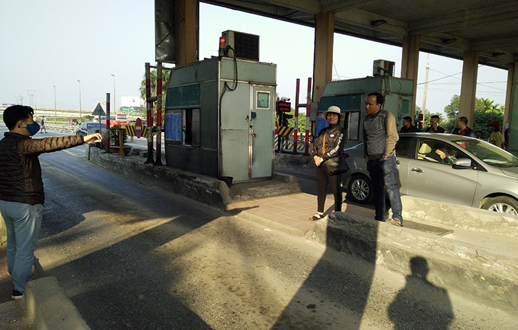 Sở dĩ các tài xế kéo nhau đến trạm BOT Bắc Thăng Long - Nội Bài phản đối thu phí "hộ", vì họ cho rằng, họ không đi tuyến đường tránh TP Vĩnh Yên nên không cần phải nộp phí. Điều này, là quá vô lý.