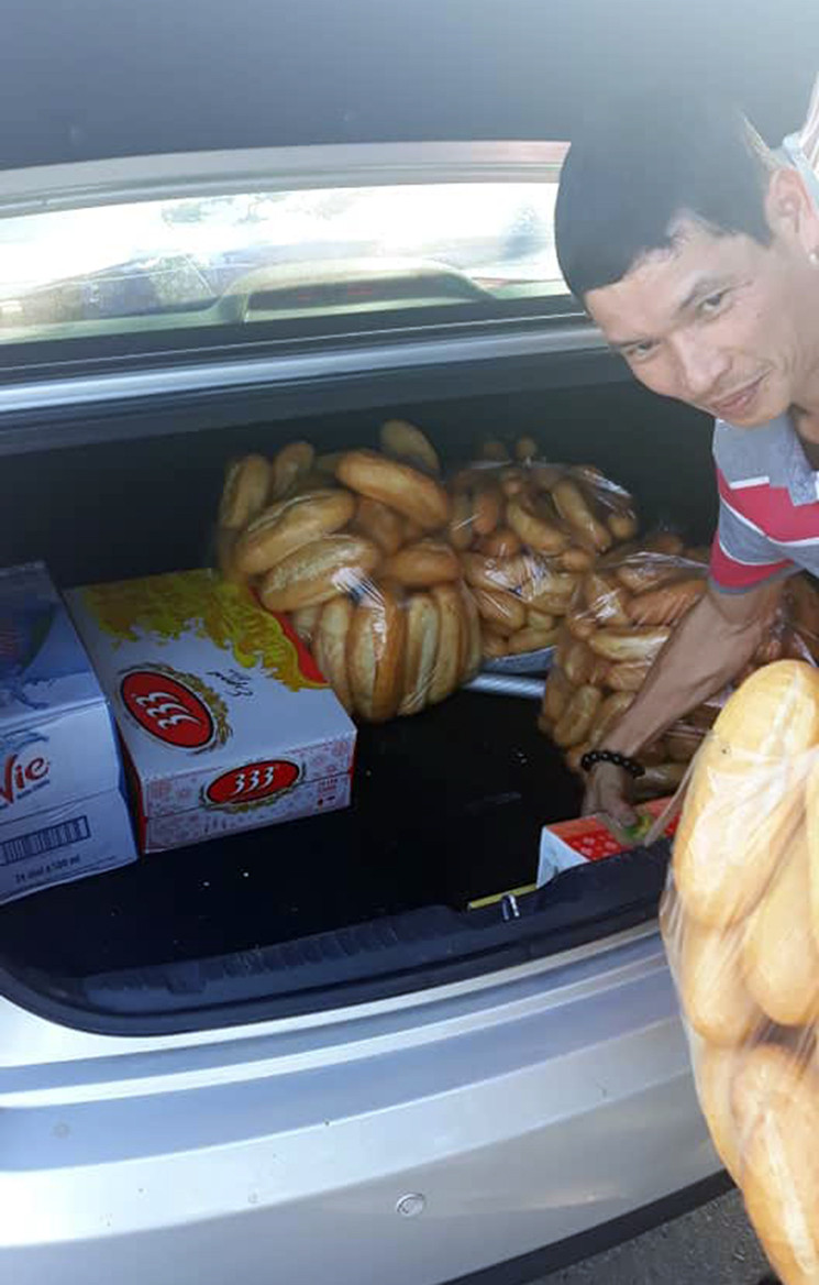 Đủ các loại thực phẩm được tài xế "tiếp tế" cho nhau.