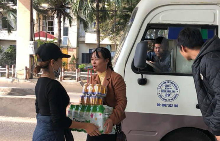 Tâm trạng của các tài xế rất hồ hởi vì thấy trạm BOT này xả trạm, không thu phí. 