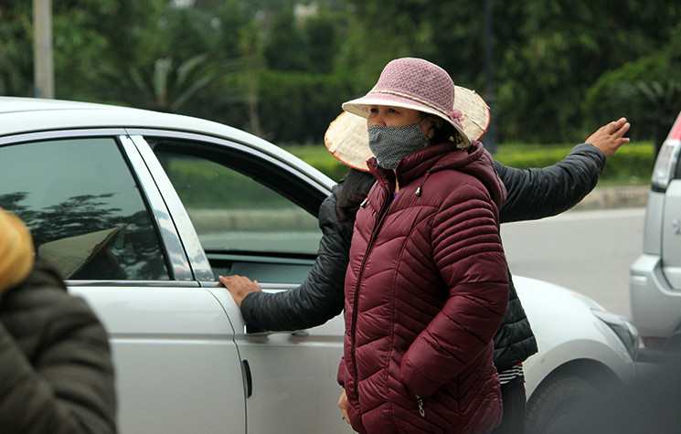 Theo tìm hiểu của PV, các vé khán đài A, B, C, D tại sân vận động Mỹ Đình được các phe vé hét lên 12, 13 lần so với giá vé gốc. Thậm chí, có phe vé còn “hét” giá cho vị trí đẹp trong sân Mỹ Đình lên gần 20 triệu đồng/cặp.