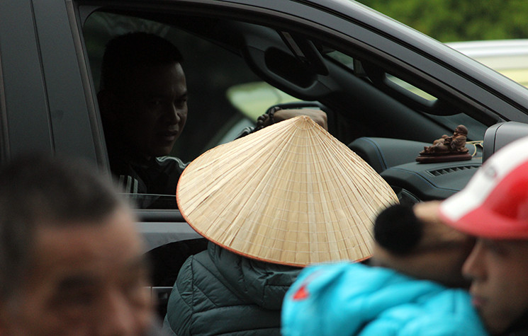 Các phe vé rất cẩn trọng, họ vừa chào bán, vừa thăm dò tâm lý của người hâm mộ vì lo ngại bị lực lượng chức năng sẽ kiểm tra, bắt giữ.