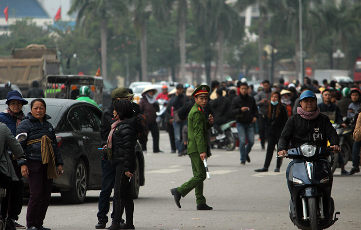 Cảnh sát thỉnh thoảng mới tuýt còi, giơ gậy yêu cầu đám đông không tràn ra đường khi thấy giao thông quá hỗ loạn... Tuy nhiên, tình hình vẫn không mấy thay đổi.