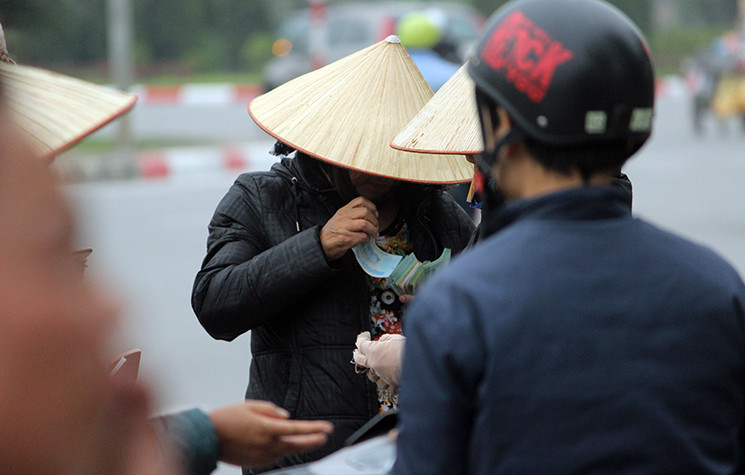 Theo quan sát của PV, một số phe vé tại đây liên kết với nhau, nếu thấy khách đặt hoặc hỏi mua vé, phe vé sẵn sàng san vé cho nhau để bán. Có người còn gọi điện về để người ở nhà mang vé ra nếu khách có nhu cầu mua nhiều.